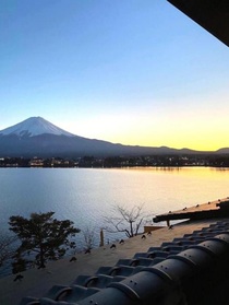 中国人收养温泉屋的小老板娘